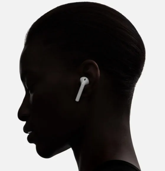 Apple AirPodsを身につけている女性