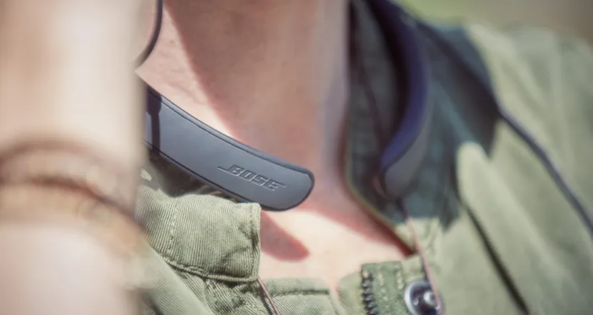 BOSE「QuietControl 30 wireless headphones」を首に装着した部分をフォーカスした画像