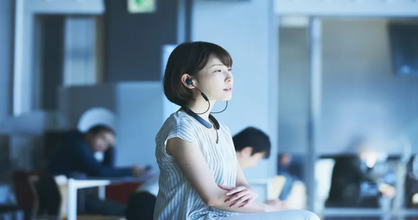BOSE「QuietControl 30 wireless headphones」の公式画像（アジア人女性）