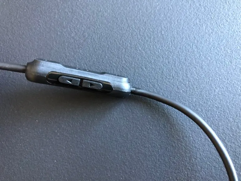 BOSE QuietControl 30のノイズキャンセルの度合いはリモコンで調節可能