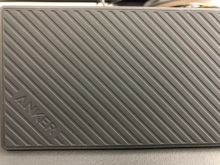 Anker「PowerCore Fusion 5000」表面のシリコン加工