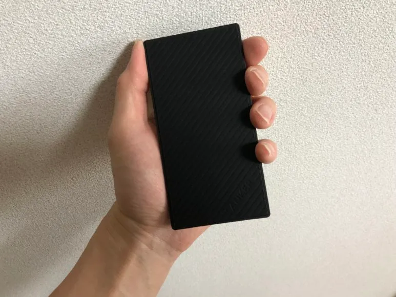 Anker「PowerCore Fusion 5000」を手のひらにのせた際のサイズ感