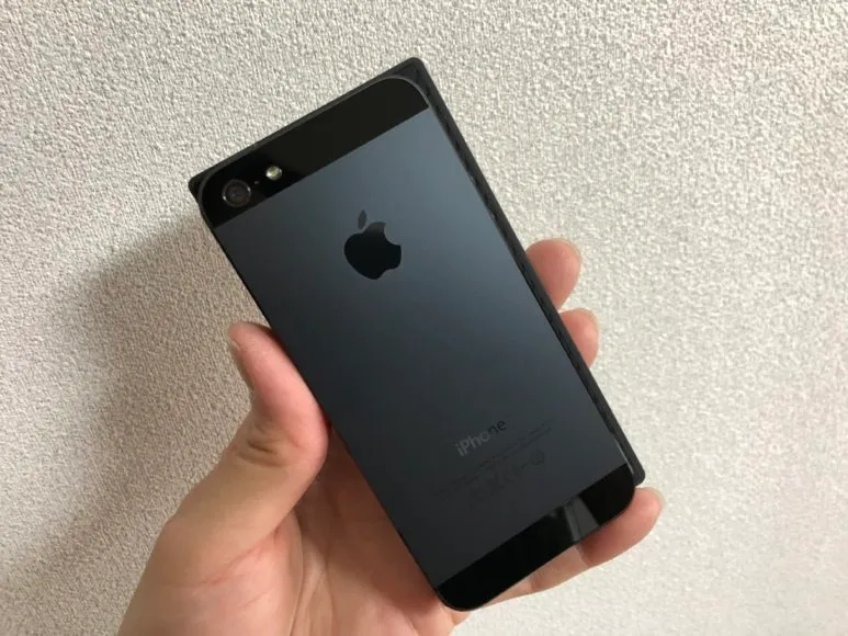 Anker「PowerCore Fusion 5000」とiPhone 5sはほぼ同じサイズ