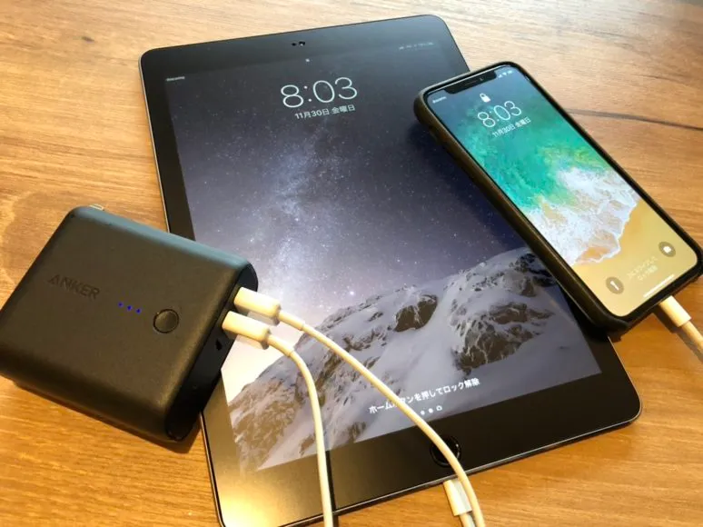 Anker PowerCore Fusion 5000でiPhone XとiPad Proを同時充電している様子