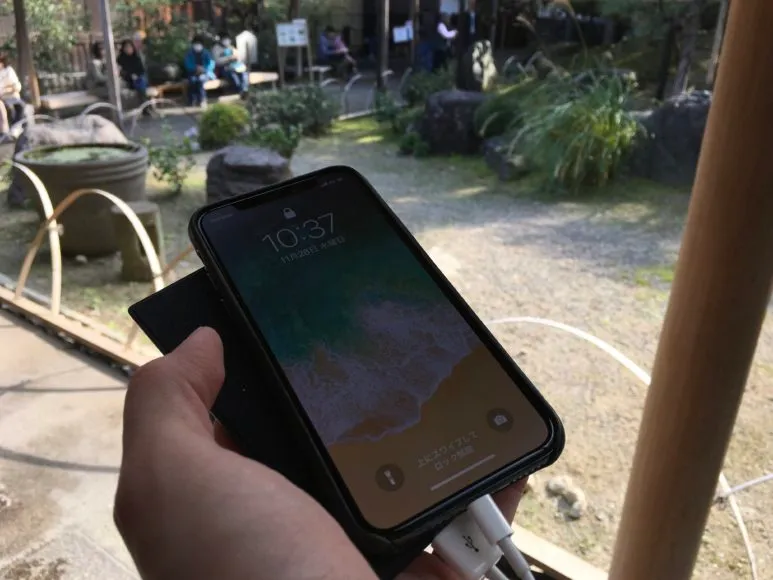 京都旅行の際、京都宇治の中村藤吉本店でスマホチャージしてみたときの様子