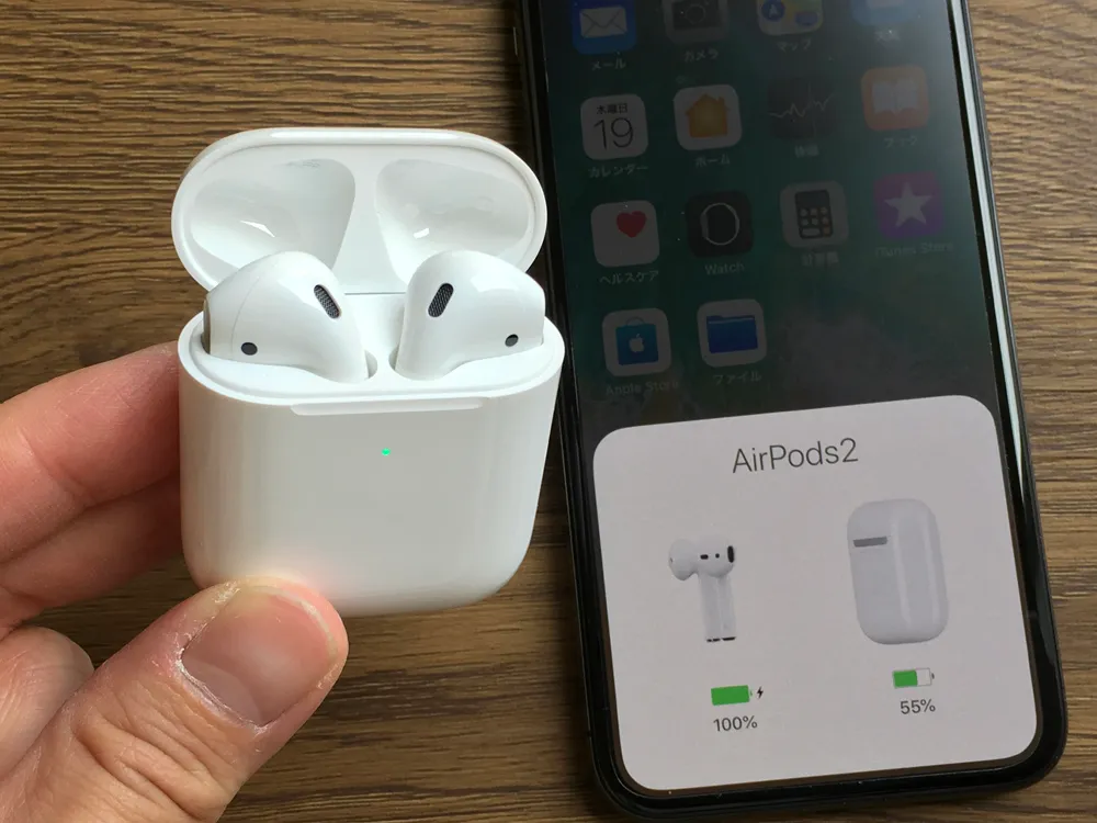 おすすめ完全ワイヤレスイヤホンApple「AirPods」レビュー|AirPods本体を充電ケースに収納している場合、ケースのフタを開けるだけで画面上にAirPods本体・充電ケースのバッテリー残量を自動表示してくれます。
