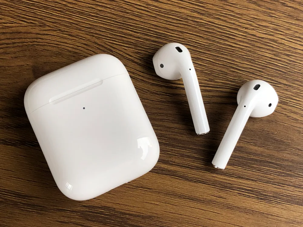 おすすめ完全ワイヤレスイヤホンApple「AirPods」レビュー|まったく無駄のない究極のミニマルデザイン。現代の先端テクノロジーを象徴するような存在感です。