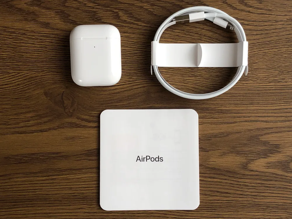おすすめ完全ワイヤレスイヤホンApple「AirPods」レビュー|付属品一覧