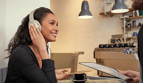 SONY「h.ear on 2 Wireless NC WH-H900N」のクイックアテンションモードを使えば、ヘッドホンを外さずに周辺の音を瞬時に聴くことができます。