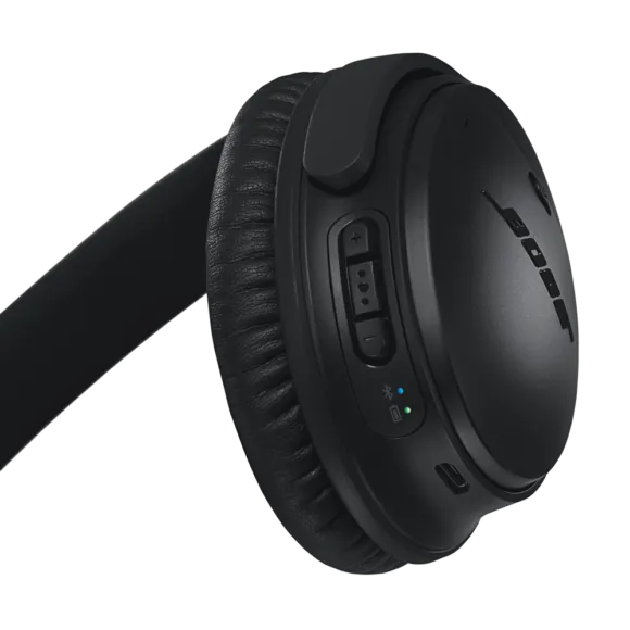 BOSE「QuietComfort35 wireless headphones II」のボタン操作はタッチパネル式に馴染まない方にとっては操作しやすい特徴があります。