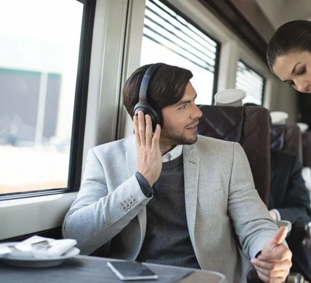SONY「WH-1000XM3」ならクイックアテンションモードで即座に周囲の音に耳を傾けることができます。
