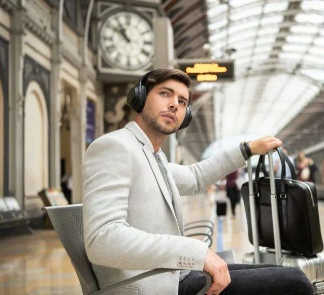 SONY「WH-1000XM3」なら「アンビエントサウンドモード」を使って音楽を楽しみながら周辺の音に気を配ることも可能です。