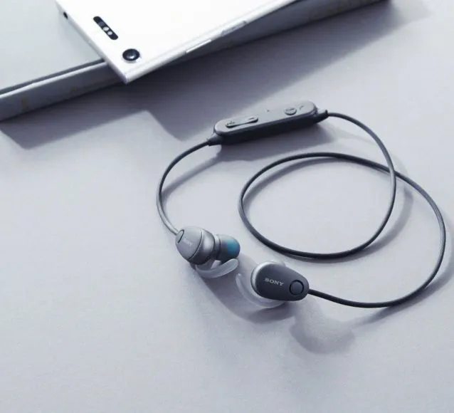 SONY「WI-SP600N」はオシャレなデザインなのでファッションの邪魔になりません。