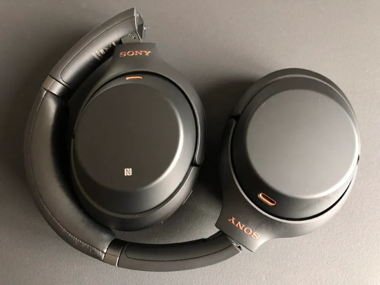 SONY「WH-1000XM3」の外観はシンプルで落ち着いたデザインです。