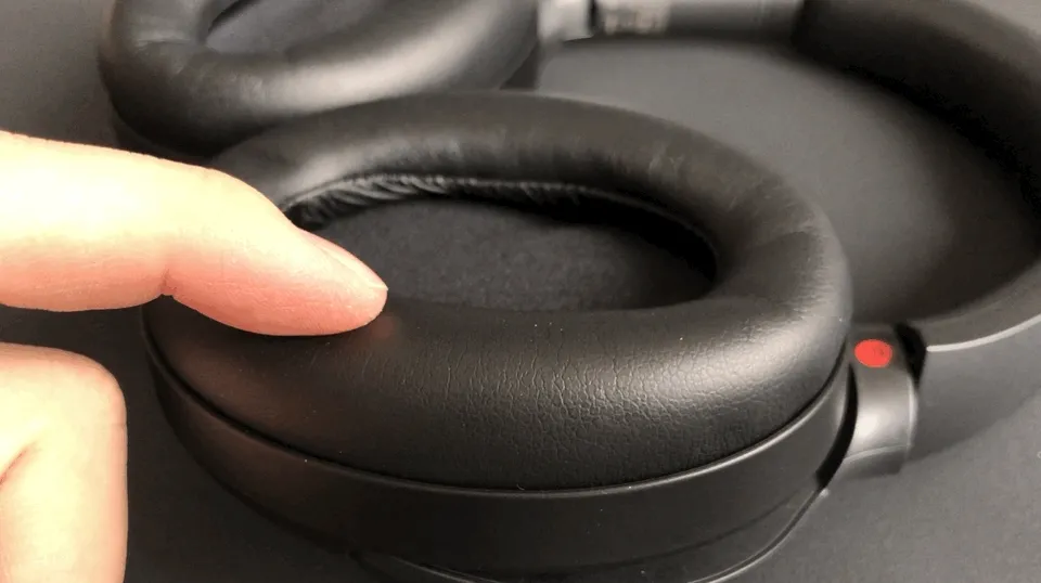 SONY「WH-1000XM3」のイヤーパッドのモフモフ感が快適な装着性の秘訣です。