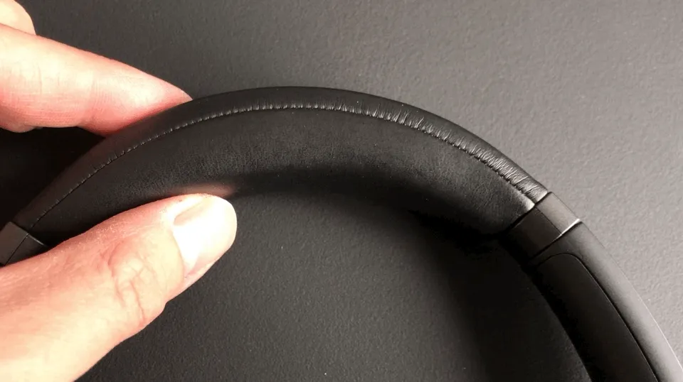 SONY「WH-1000XM3」の頭頂部と設置する部分にも低反発ウレタン素材は採用されています。
