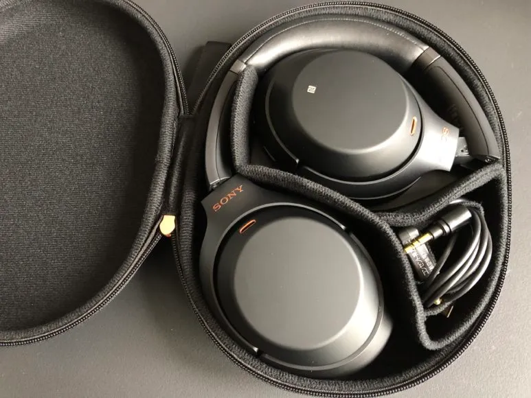 SONY「WH-1000XM3」のキャリングケースに本体などを入れるとこのような感じになります。