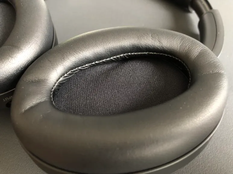 SONY「WH-1000XM3」のイヤーパッドは低反発ウレタン素材の圧が心地良いです。