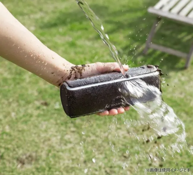 SONY SRS-XB21は高い防水性能を持っているので、汚れてもバシャバシャ洗えるのが嬉しいですね。