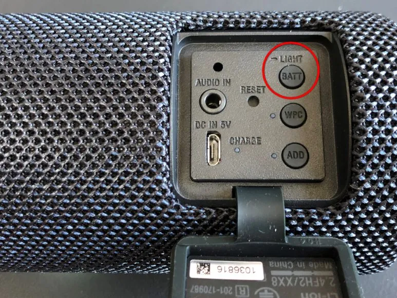 SRS-XB21の背部にもボタンが配置されています。