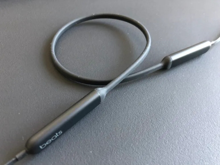 Beats by Dr.Dre「BeatsX」の首回りに位置する部分はシリコン素材でできていて装着感良好です。