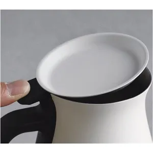 コーヒーをおいしく淹れられるおすすめコーヒーポット「KINTO プアオーバーケトル」のふたはフラップ式で片手で自在に開閉できる優れものです。