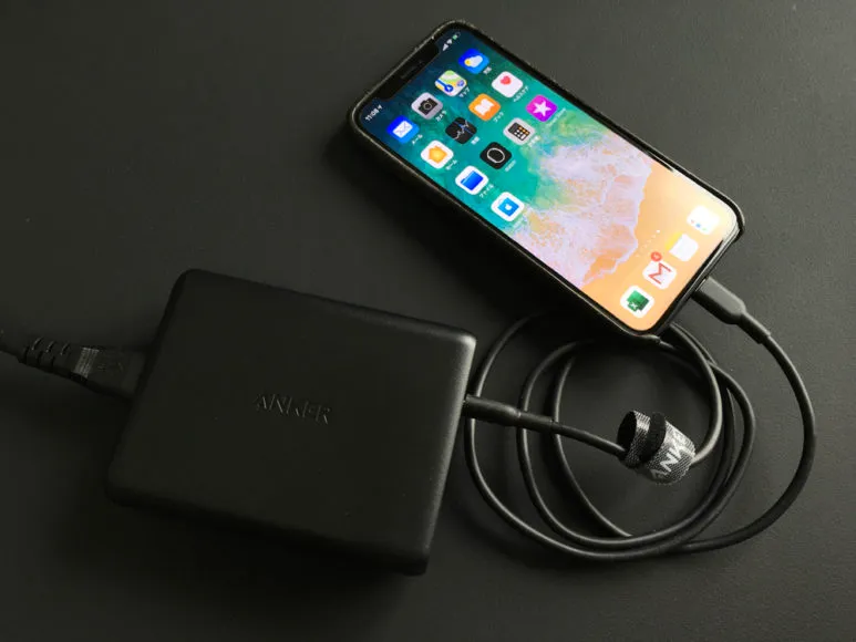 iPhoneを高速充電させるには高速充電対応の充電器とケーブルが必要です。