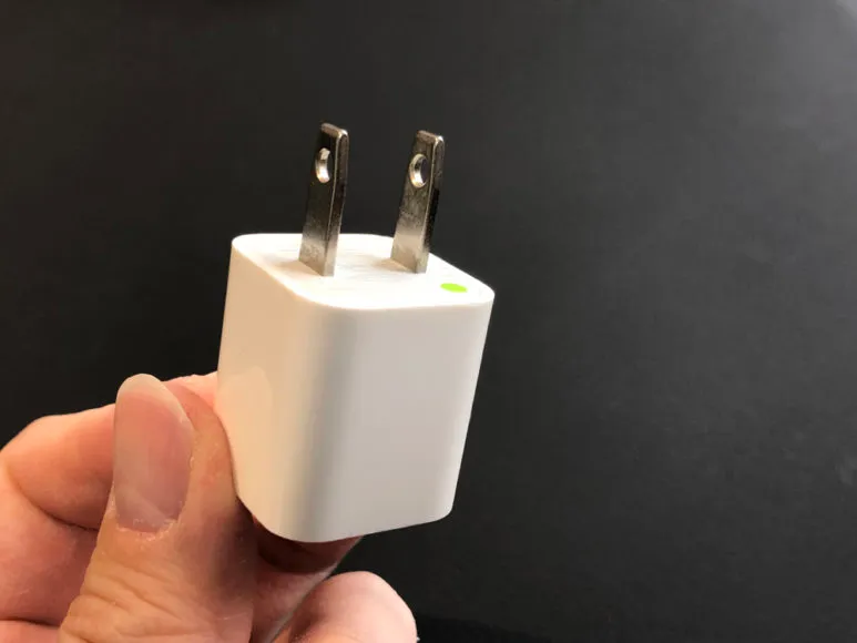 iPhoneに付属するアップル純正の5W電源アダプタ。