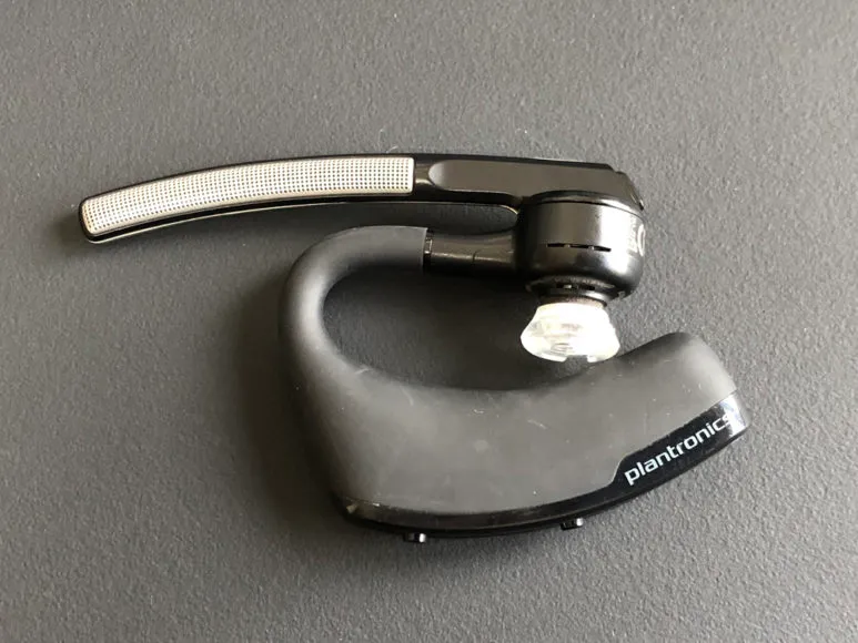 Plantronics「Voyager Legend」は折り畳んで小さくすることもできます。