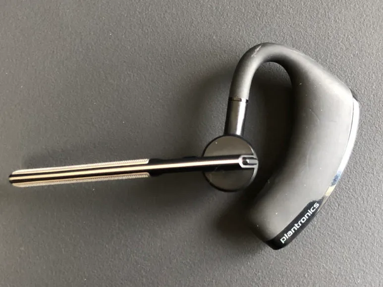 Plantronics「Voyager Legend」は左右どちら側の耳にも装着可能です。