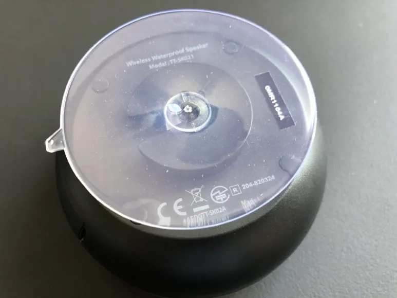 Tao Tronicsの防水Bluetoothスピーカー「TT-SK021」の吸盤は大型で強力です。