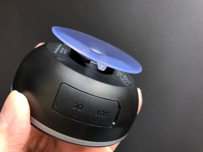Tao Tronicsの防水Bluetoothスピーカー「TT-SK021」の吸盤は大型で強力です。