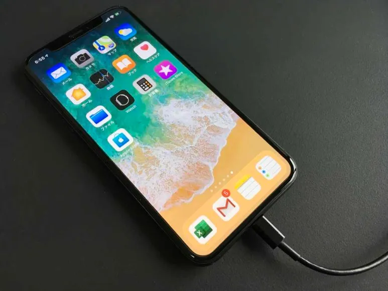 iPhoneで撮った写真・動画をパソコンに保存する方法1:iPhoneとパソコンをiPhone用充電ケーブルでつなぐ