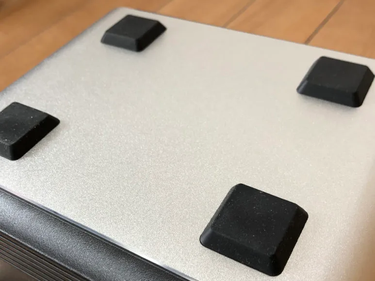 おすすめポータブル電源Anker「PowerHouse」|地面と接する部分にもゴム加工が施されているので汚れに強くて丈夫です。