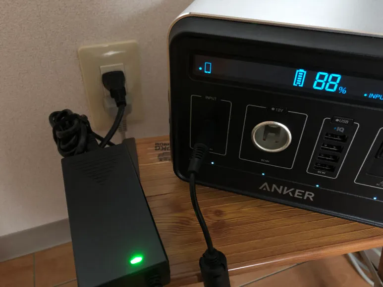 おすすめポータブル電源Anker「PowerHouse」|自宅ではコンセントにACアダプタを差し込んで充電しましょう。