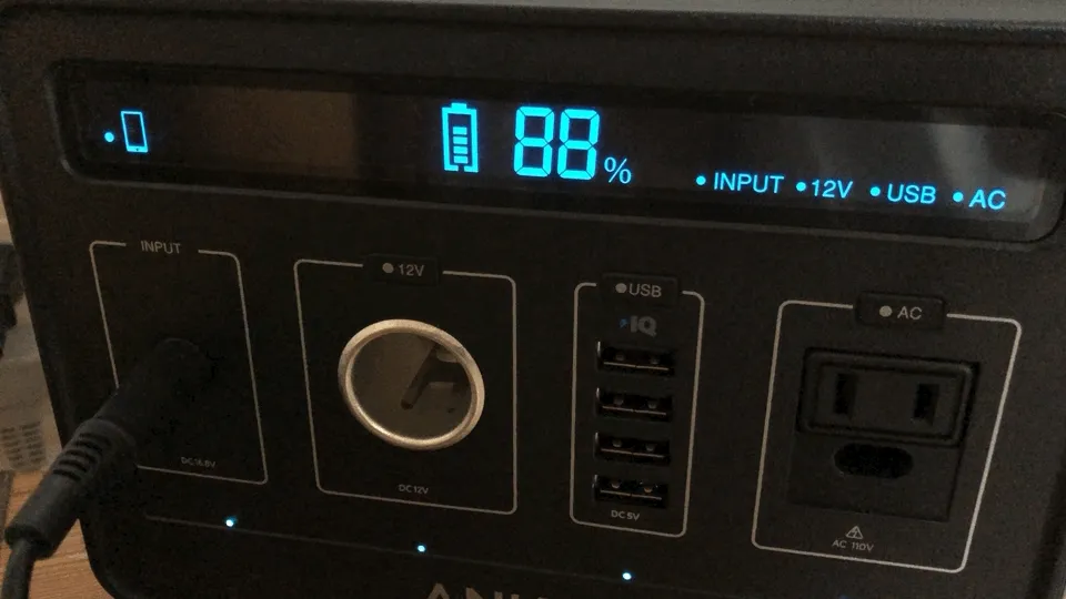 おすすめポータブル電源Anker「PowerHouse」|ACアダプタによる充電で8時間以上はフル充電までかかります。