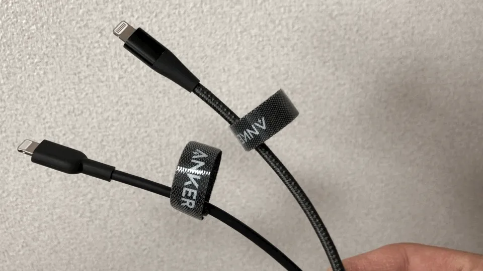 Anker「Powerline+ II USB-C&ライトニングケーブル」「Powerline II USB-C&ライトニングケーブル」新旧比較|新型の方が結束バンドをスライドさせづらいです。