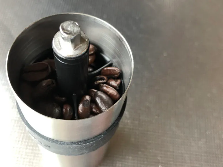 おすすめ手動コーヒーミル:キャプテンスタッグ|約10gのコーヒー豆を入れた際の写真