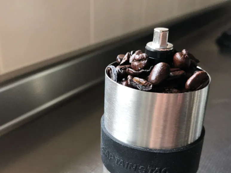 おすすめ手動コーヒーミル:キャプテンスタッグ|約20gのコーヒー豆を入れた際の写真
