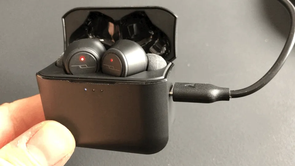 おすすめ完全ワイヤレスBluetoothイヤホン JPRiDE「TWS-520」|充電ケースとイヤホン本体を同時充電することも可能です。