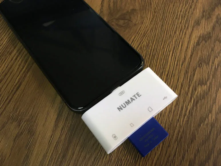 iPhone用おすすめSDカードリーダー&使い方まとめ|続いてiPhoneのLightning端子にNUMATEを差し込みましょう。