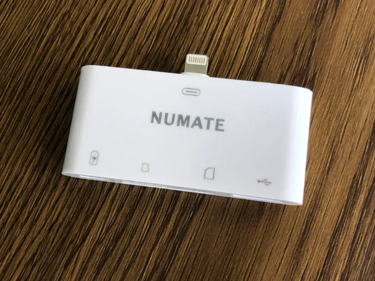 iPhone用おすすめSDカードリーダー&使い方まとめ|NUMATE「Lightning 4in1 SDカードリーダー」の外観