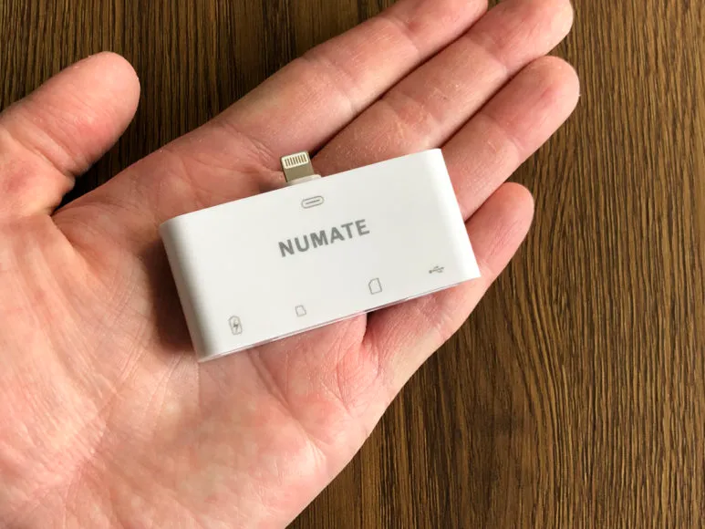 iPhone用おすすめSDカードリーダー&使い方まとめ|手のひらに収まるコンパクトな本体。