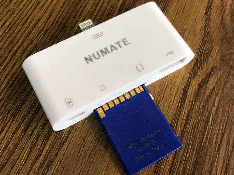 iPhone用おすすめSDカードリーダー&使い方まとめ|まずNUMATEにSDカードを差し込みましょう。