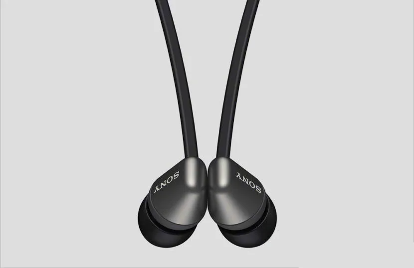 SONY「WI-C310」のハウジングに内蔵されたマグネットによる左右吸着角度が絶妙!装着感に配慮があります。