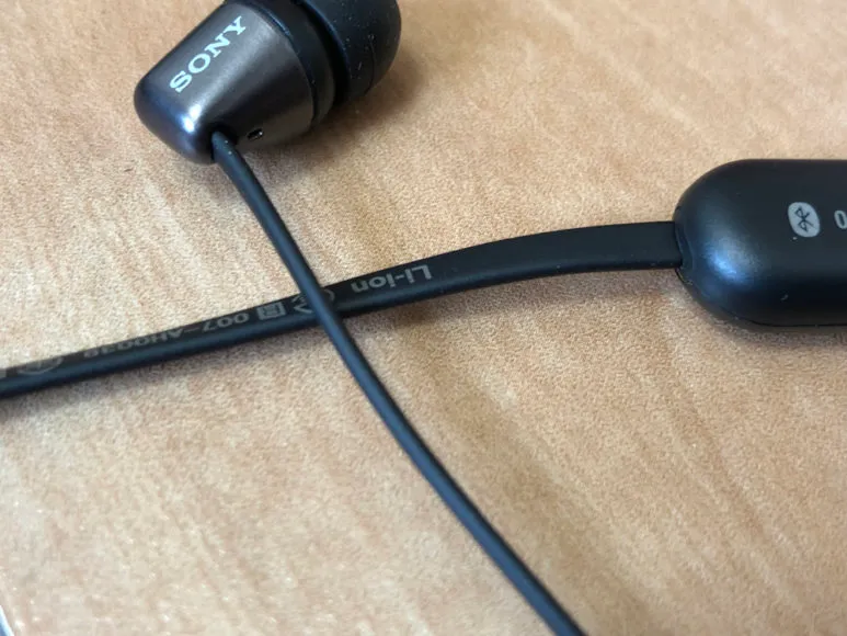 SONY「WI-C310」のフラットコードが音質に良い効果をもたらしています。