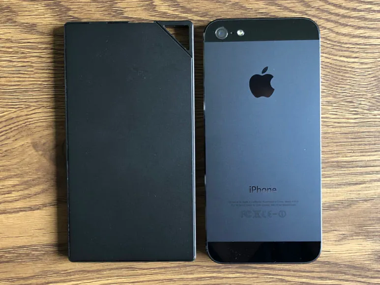 超薄型6mmモバイルバッテリーTNTOR WT-550レビュー|厚さをiPhone5sと比較してみました。