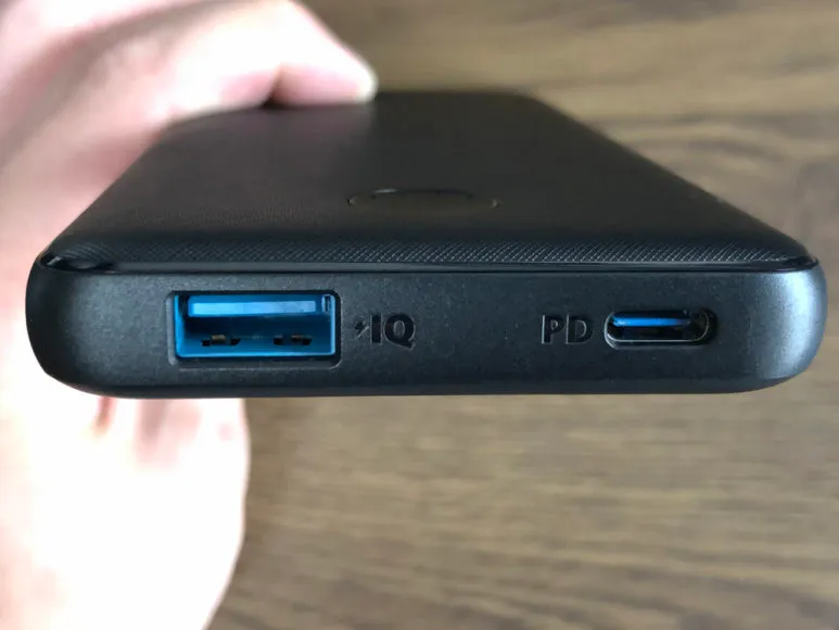 おすすめのモバイルバッテリーAnker「PowerCore Slim 10000 PD」レビュー|本体側面、左にはPowerIQ対応USB-Aポート、右にはPD対応USB-Cポートが配されています。