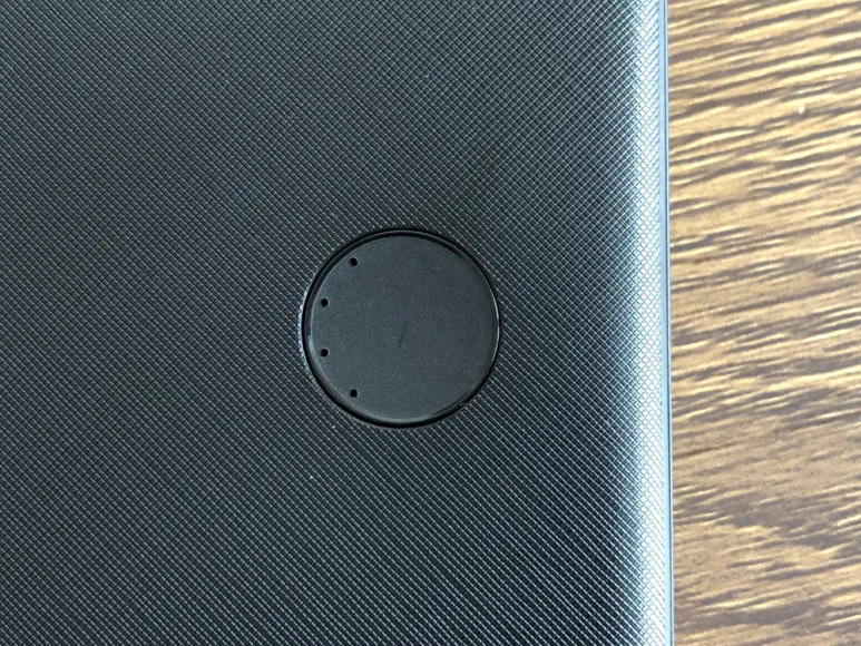 おすすめのモバイルバッテリーAnker「PowerCore Slim 10000 PD」レビュー|前面に配されたLEDインジケーター