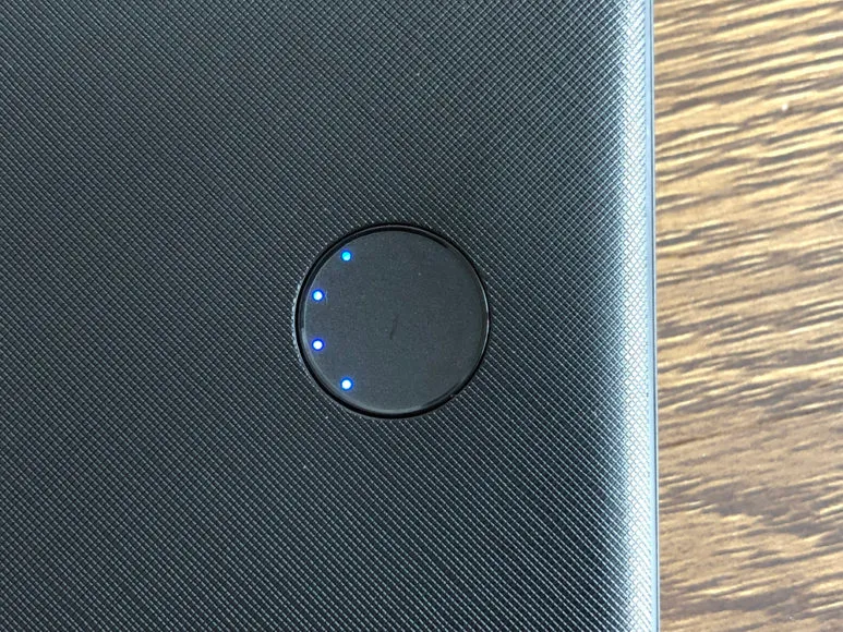 おすすめのモバイルバッテリーAnker「PowerCore Slim 10000 PD」レビュー|前面に配されたLEDインジケーター